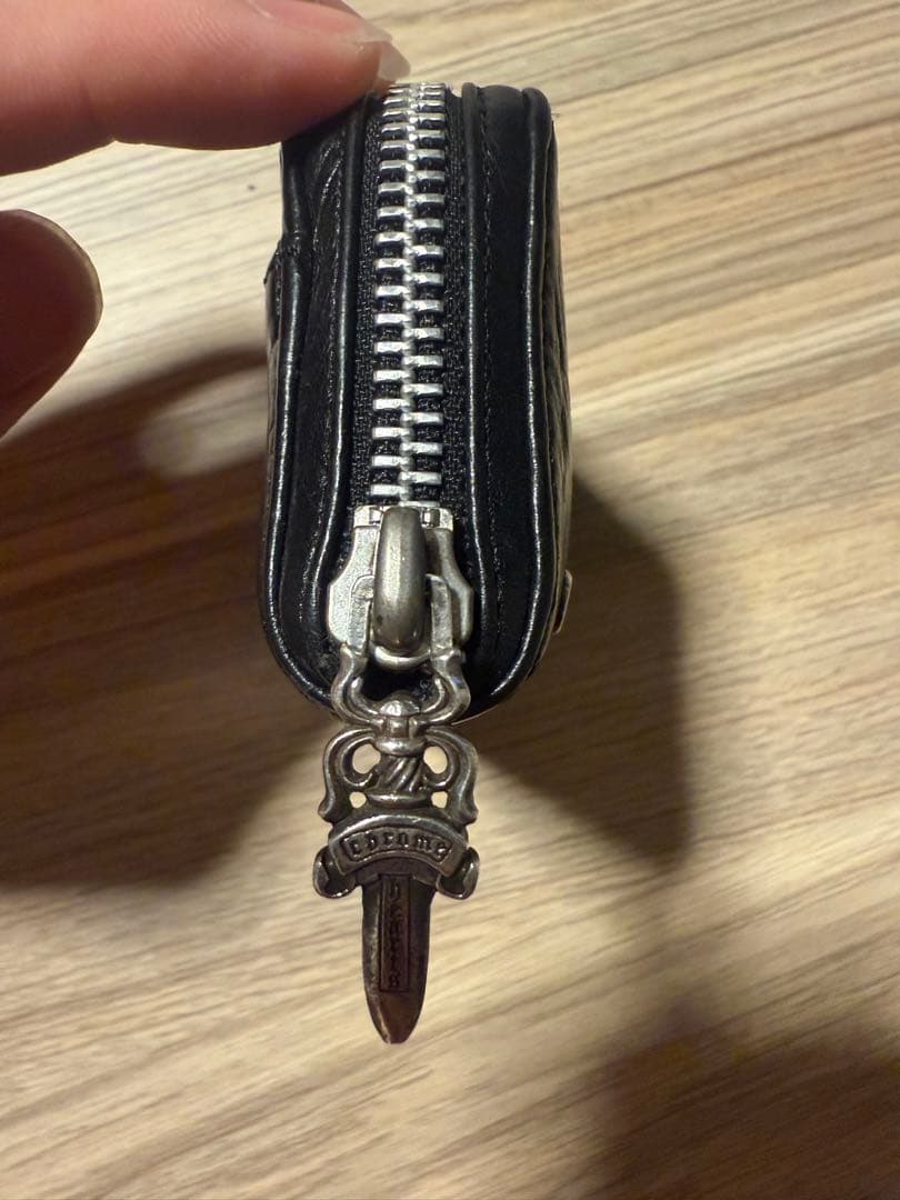 クロムハーツ ラウンドジップ レザーケース