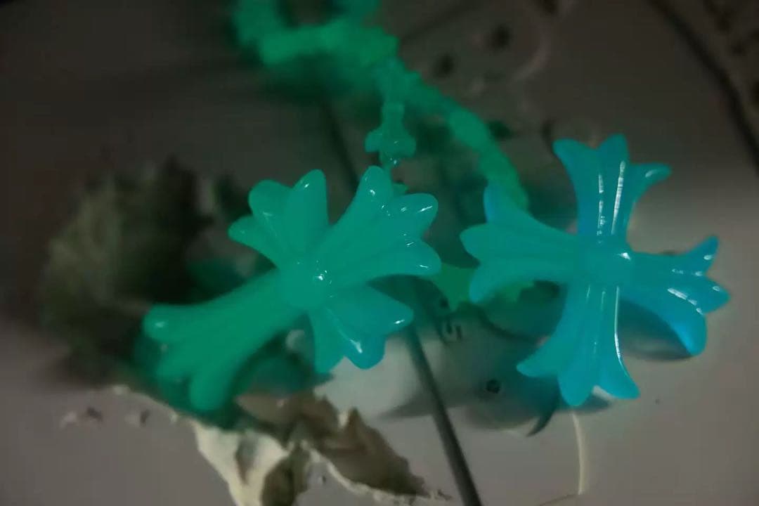 バカデカFAKE HEARTS 蓄光グリーン十字架 クロスネックレス