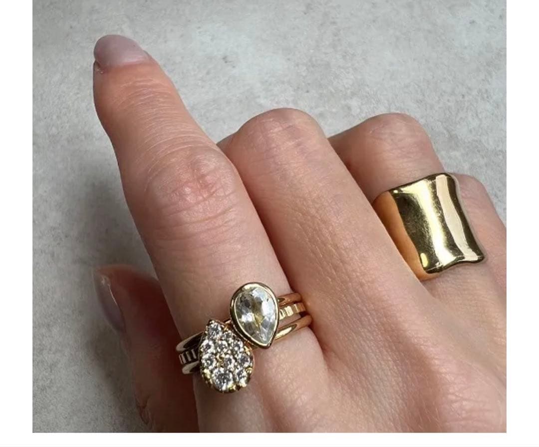 【セール】JProducts 18k teardropringSホワイトトパーズ