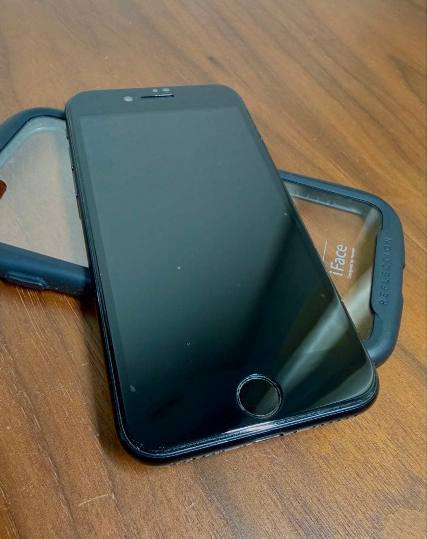 Apple iPhone SE2 ブラック iface. ケース付き