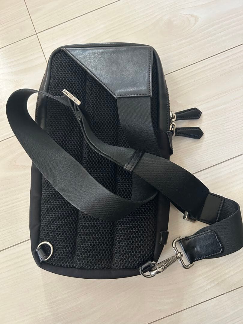 FENDI フェンディ　モンスター　ボディバッグ