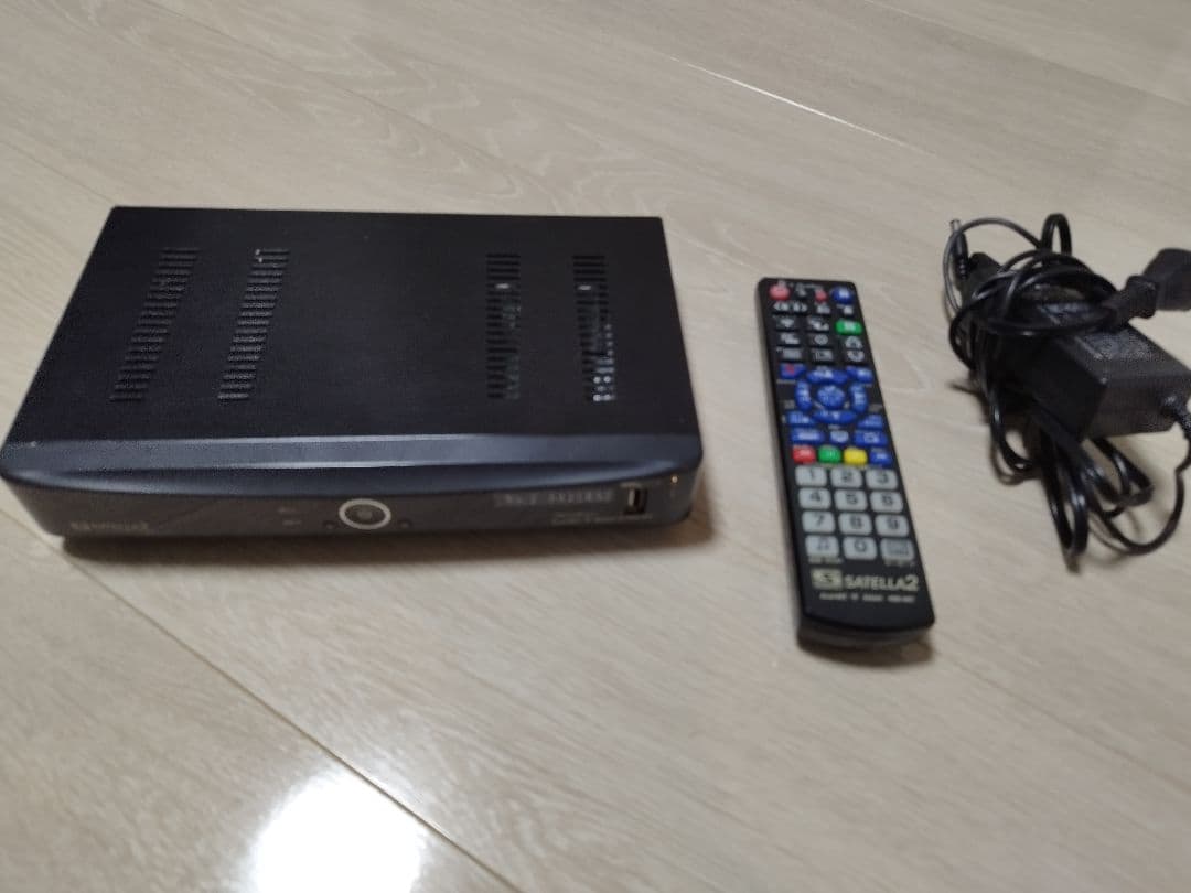 SATELLITE2 HDMI接続機器 本体とリモコン