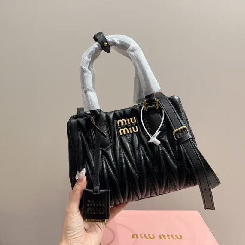 ブラック ショルダーバッグ