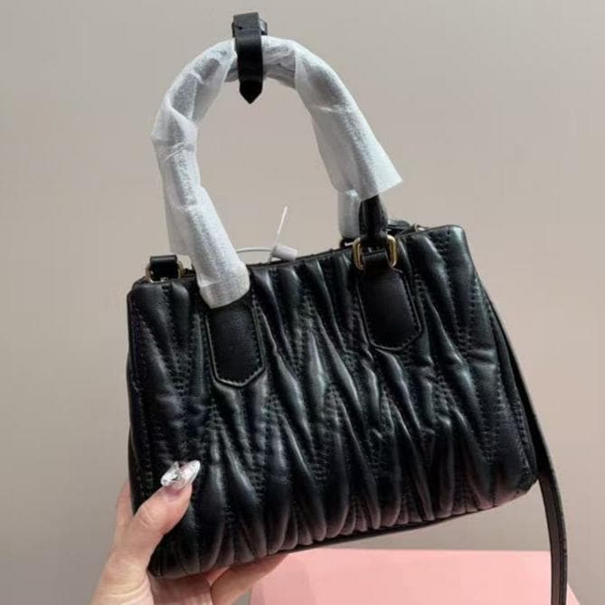 ブラック ショルダーバッグ