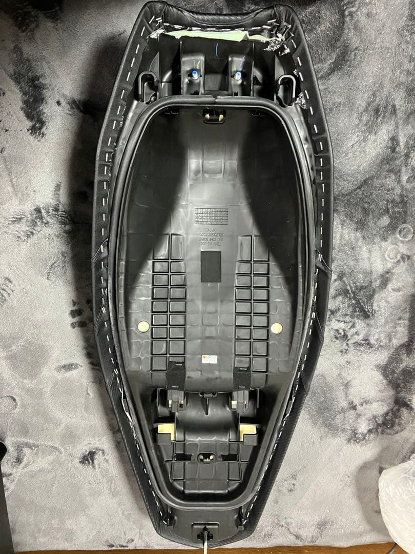 新品未使用TWR製 PCX125/160用カスタムシート タックロールデザイン