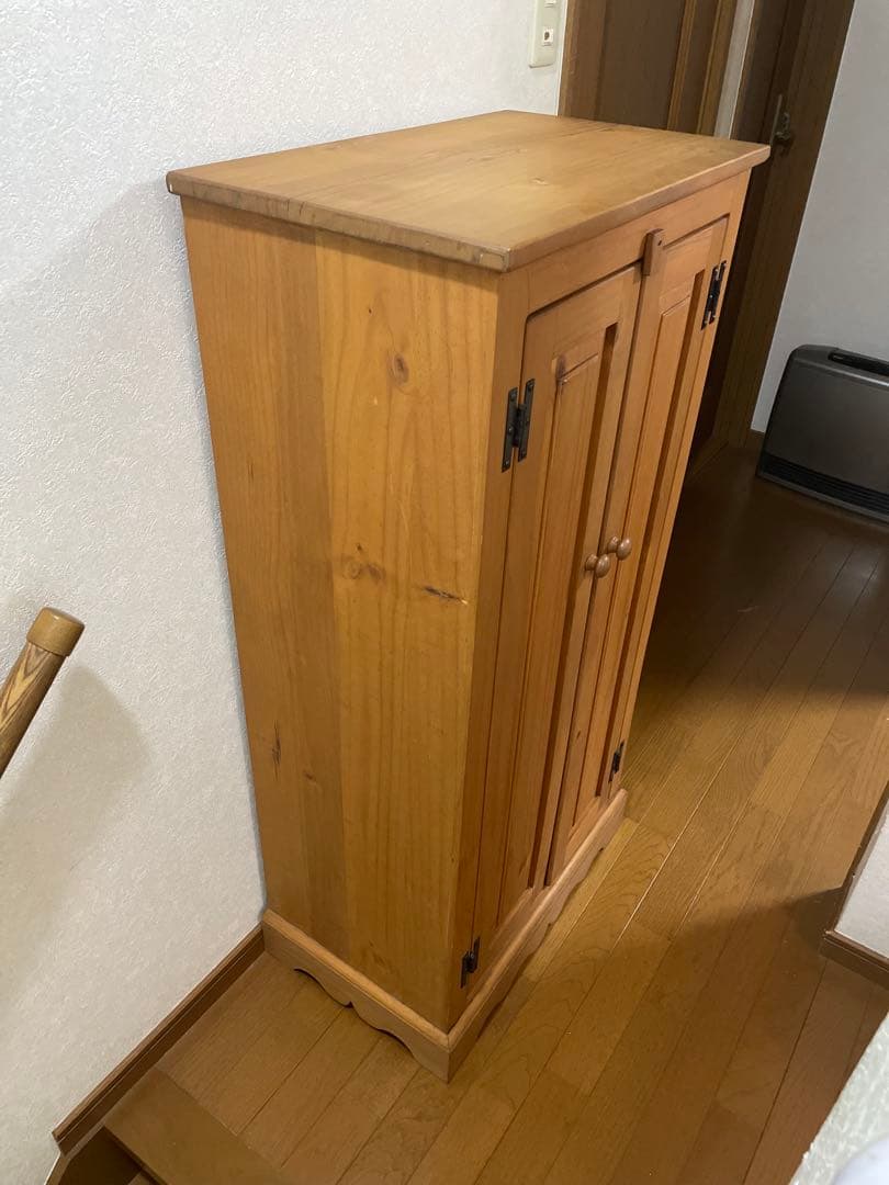 カントリー家具　木製ダブルドアキャビネット