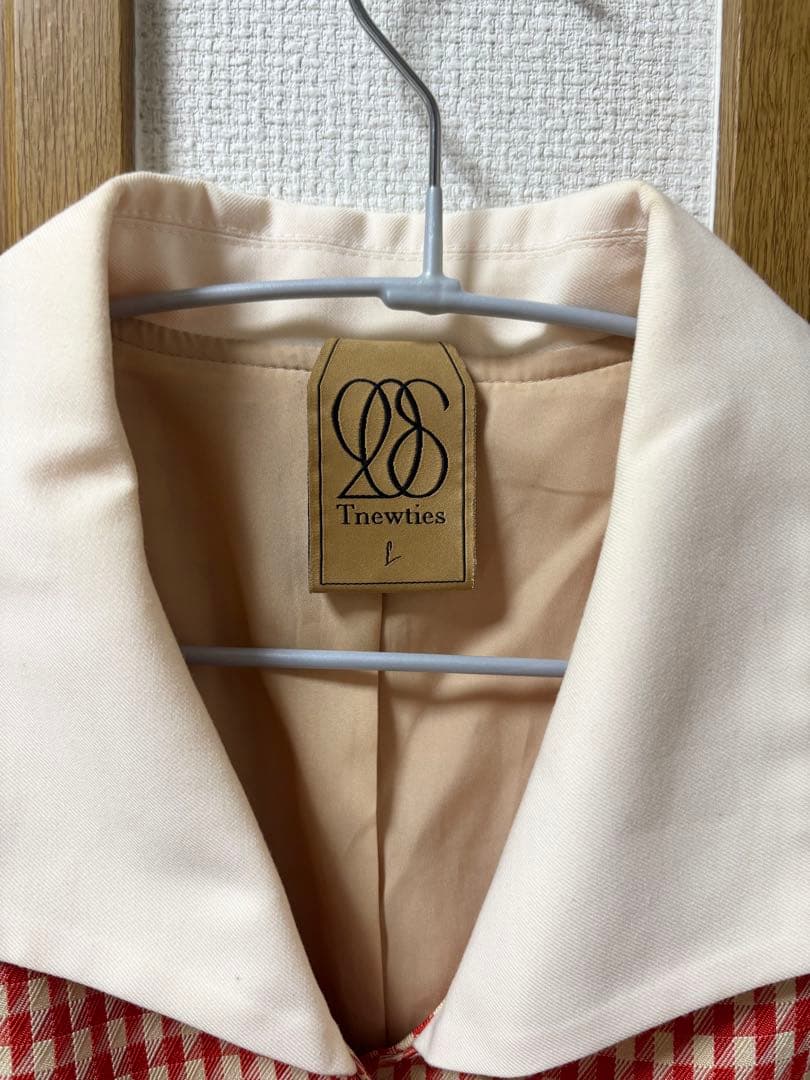 tnewties メニュー表で顔を隠している オープンカラー チェックワンピース