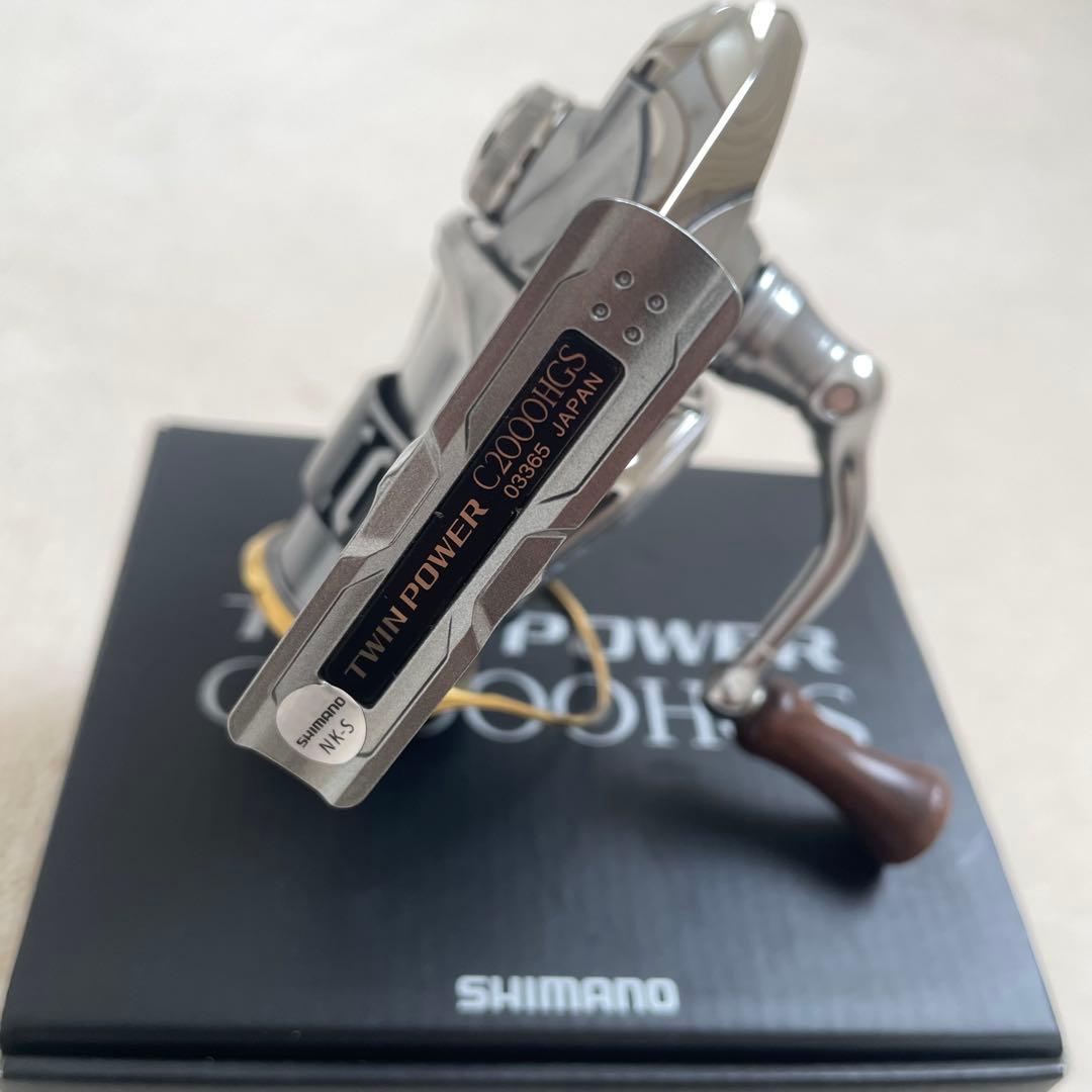 ぬんさま　シマノ15ツインパワー2000HGS スピニング木製ハンドルノブ付き