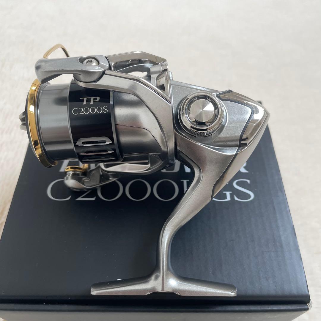 ぬんさま　シマノ15ツインパワー2000HGS スピニング木製ハンドルノブ付き