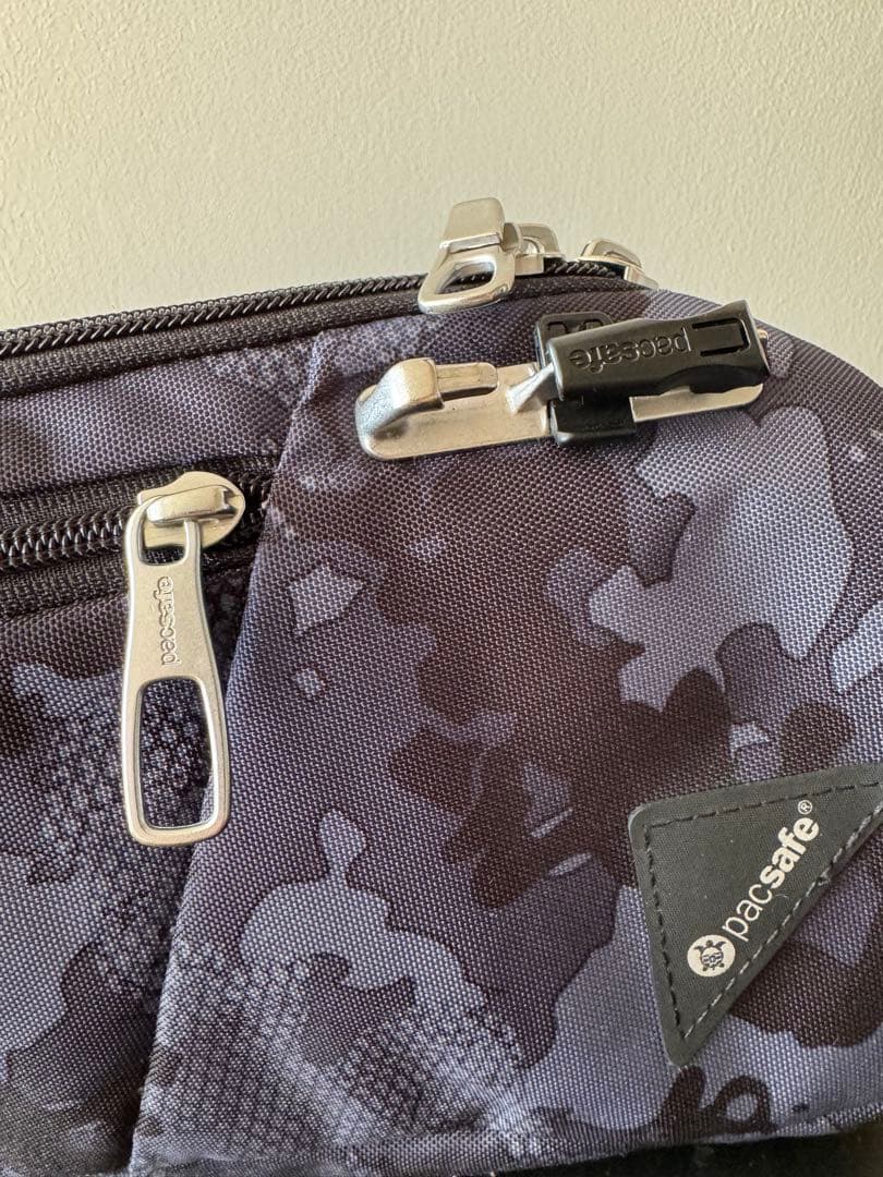 pacsafe VIBE150ダークカモフラージュ ボディバッグ未使用