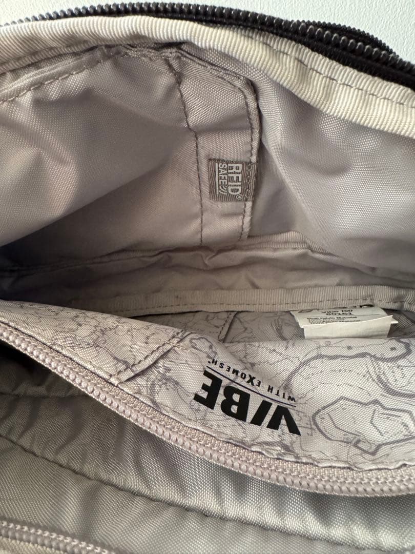 pacsafe VIBE150ダークカモフラージュ ボディバッグ未使用