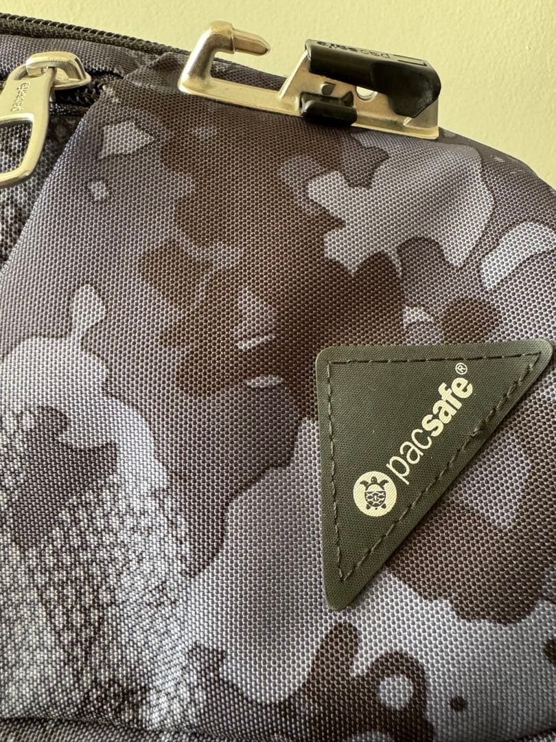 pacsafe VIBE150ダークカモフラージュ ボディバッグ未使用