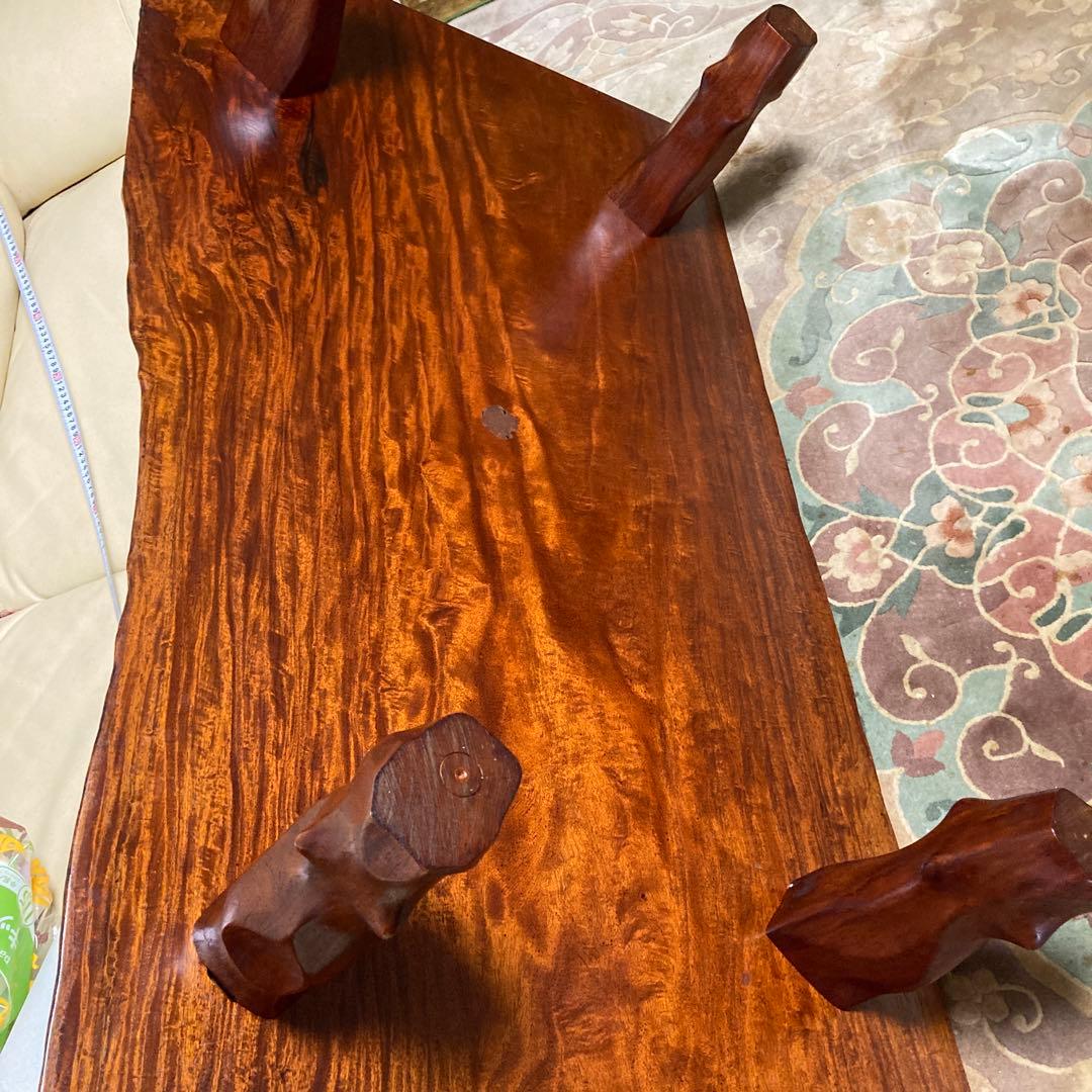 一枚板の木製テーブル