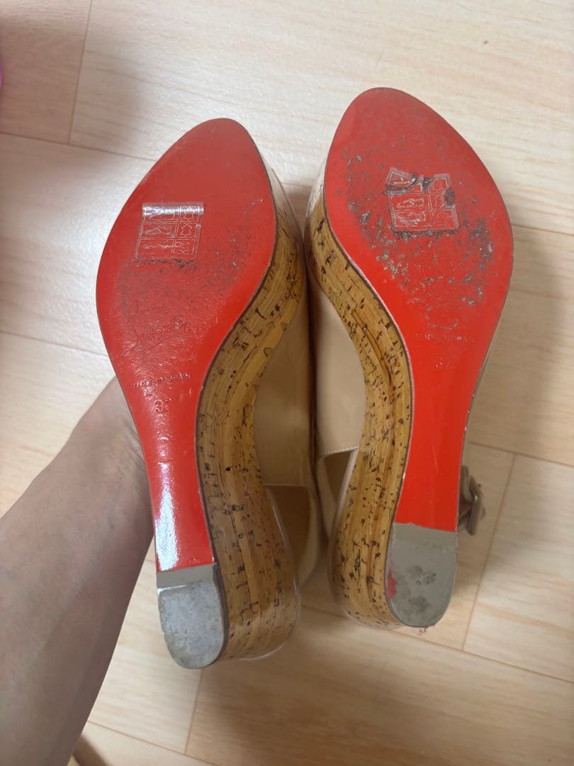 Christian Louboutin ベージュ サンダル