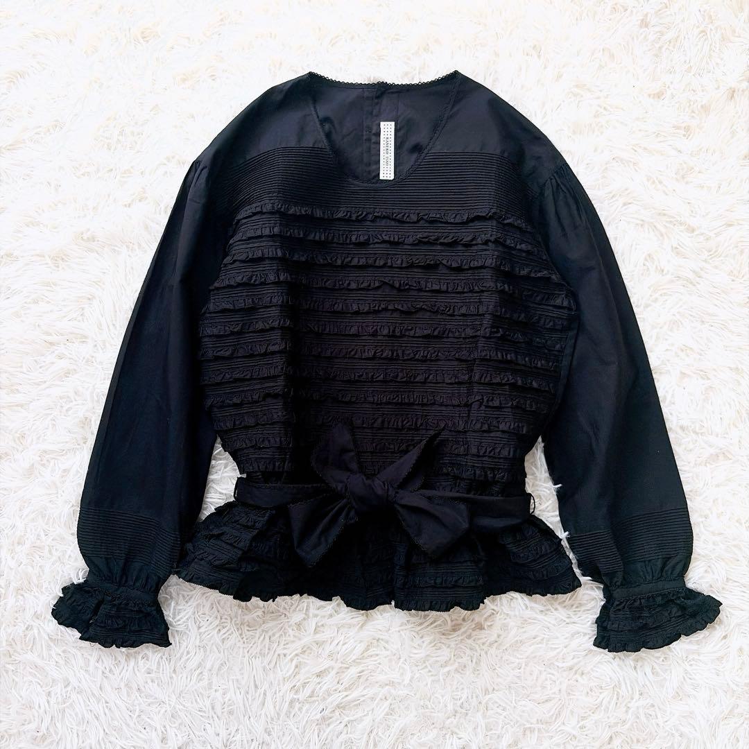 カネコイサオ　kaneko isao ピコフリルノーカラーブラウス　ベルト付　黒