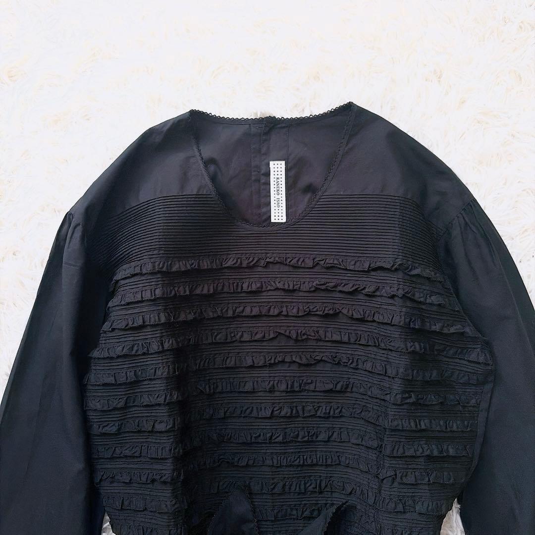 カネコイサオ　kaneko isao ピコフリルノーカラーブラウス　ベルト付　黒