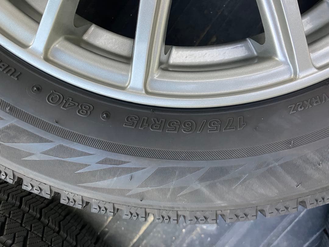 (2065) 22年製スタッドレスタイヤ社外アルミホイール付き2本②