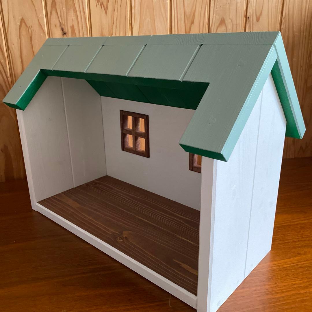 緑屋根の木製ドールハウス (暖炉＆ウッドデッキ付き) ハンドメイド　シルバニア
