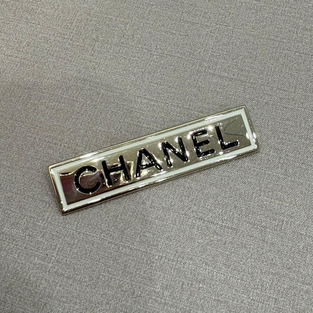 CHANEL ゴールド ロゴブローチ B21B