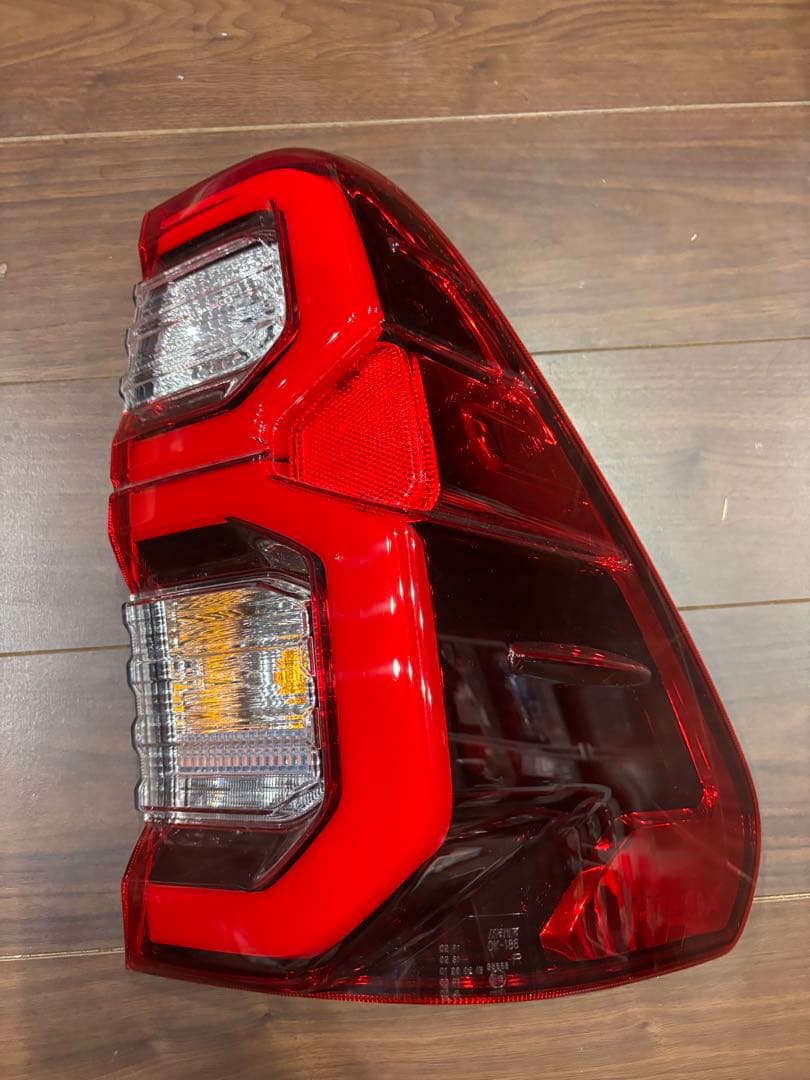 HILUX テールランプ OK-186 赤　右のみ