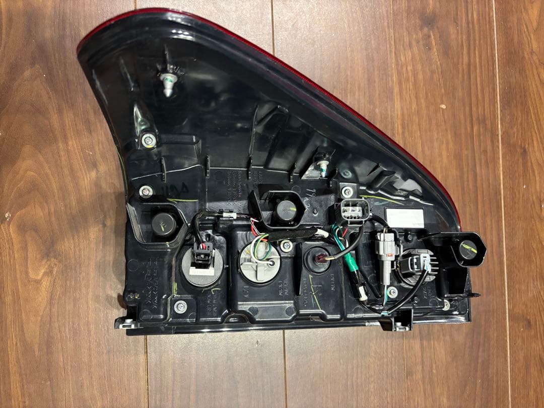 HILUX テールランプ OK-186 赤　右のみ