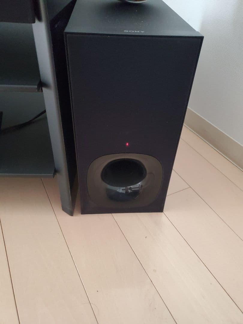 テレビ、再生dvd、スピーカー付きテレビ台、ウーファー、棒スピーカーをセットで