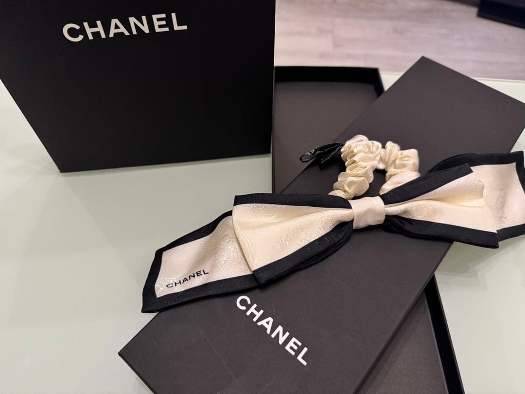 CHANEL [新品未使用]箱入り袋入りシュシュ カメリア白　ヘアゴムヘアアクセ