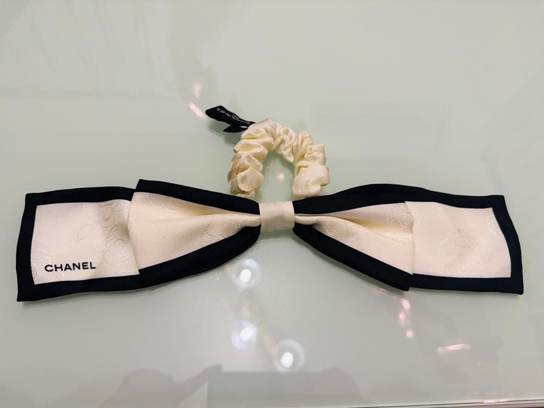 CHANEL [新品未使用]箱入り袋入りシュシュ カメリア白　ヘアゴムヘアアクセ