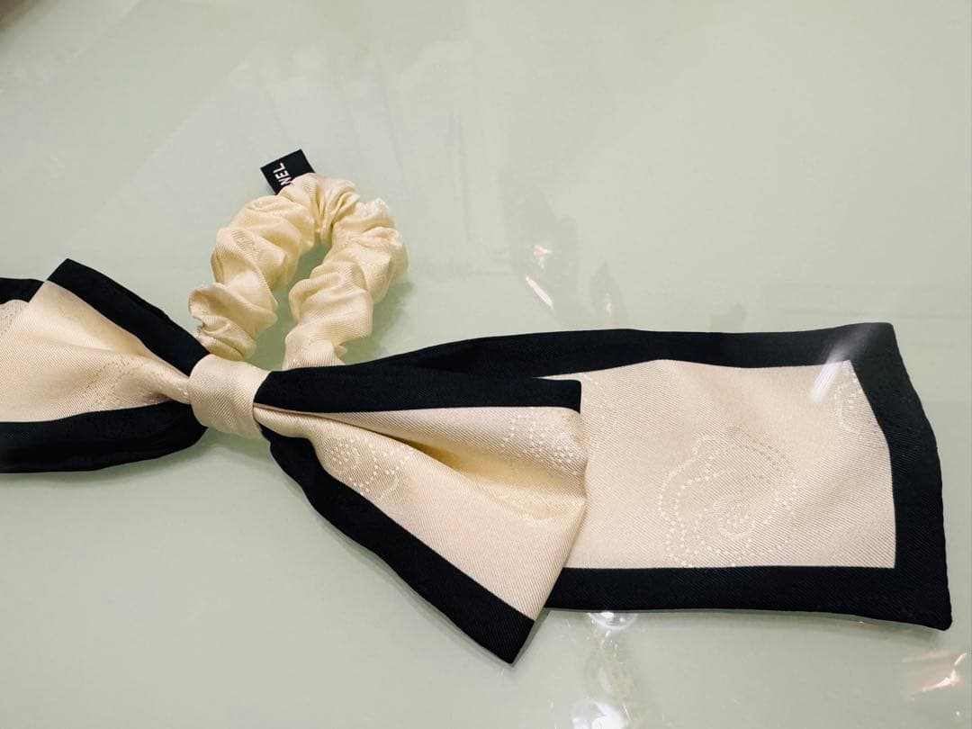 CHANEL [新品未使用]箱入り袋入りシュシュ カメリア白　ヘアゴムヘアアクセ