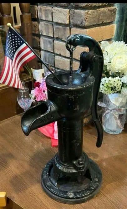 アンティーク鋳鉄ポンプ アメリカ国旗付き