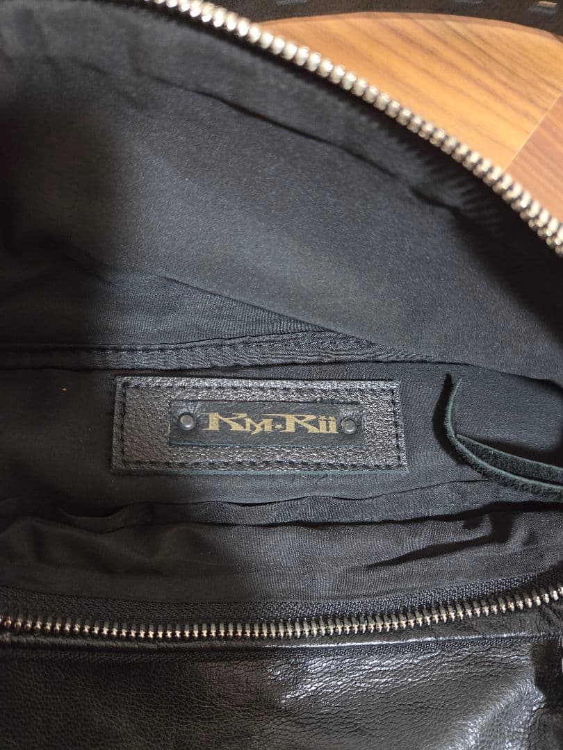 ケムリ ブラック ボディバッグ