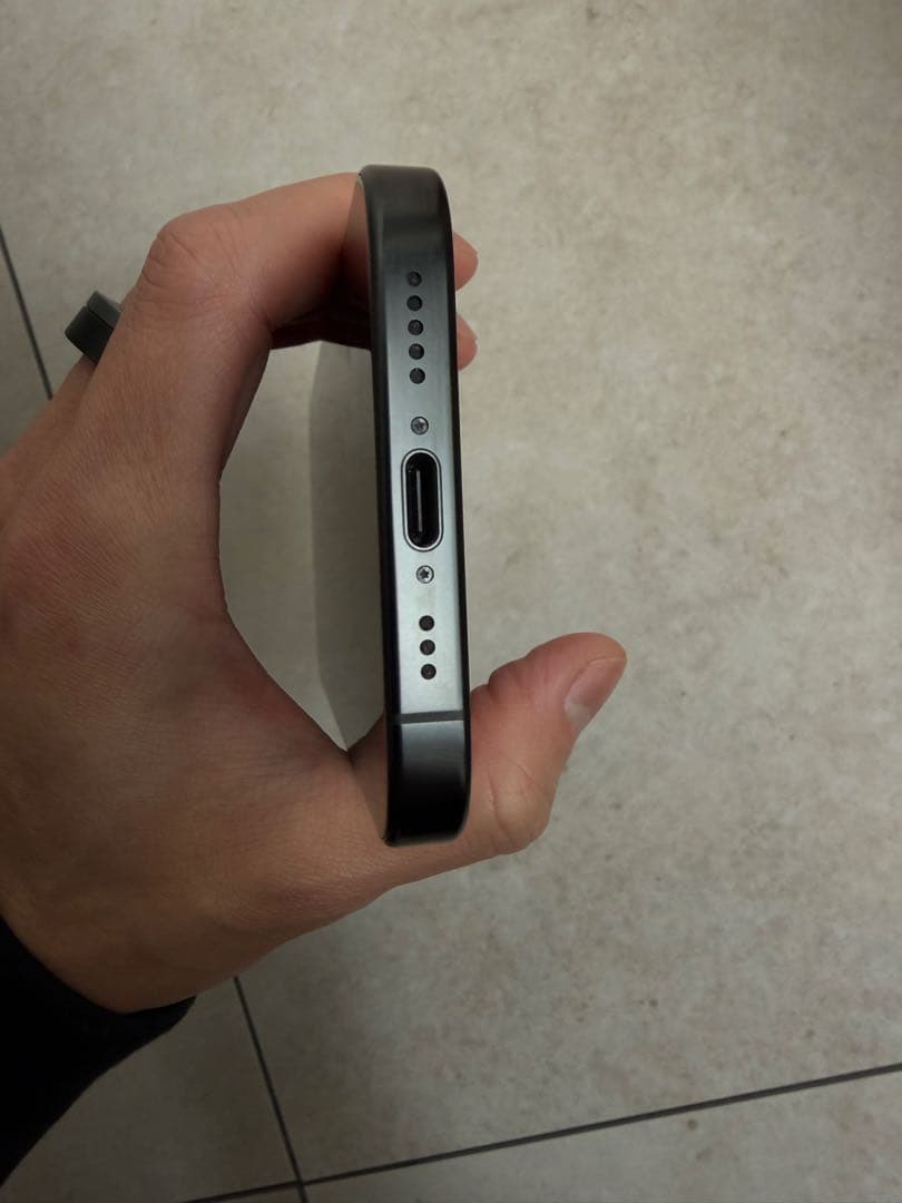 美品 iPhone 16 Pro 256GB ブラックチタニウム