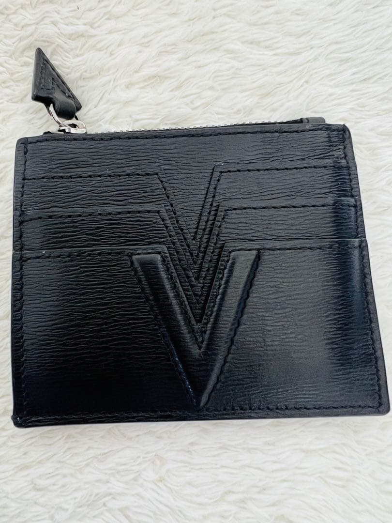 【極美品】ヴェルサーチ Vロゴ オールレザー カードケース ロゴ金具 ブラック