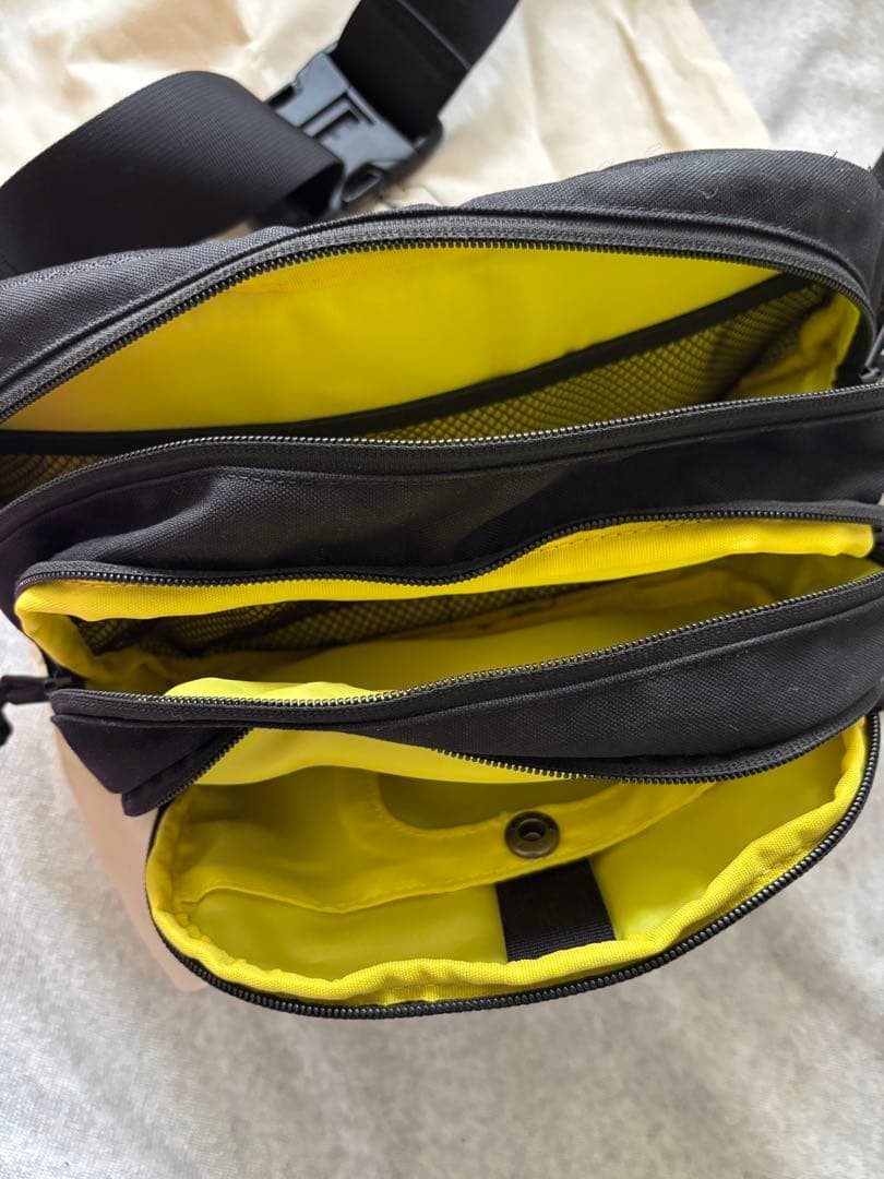 hugoo ハグー　ヒップシート　ショルダーバッグ　ブラック