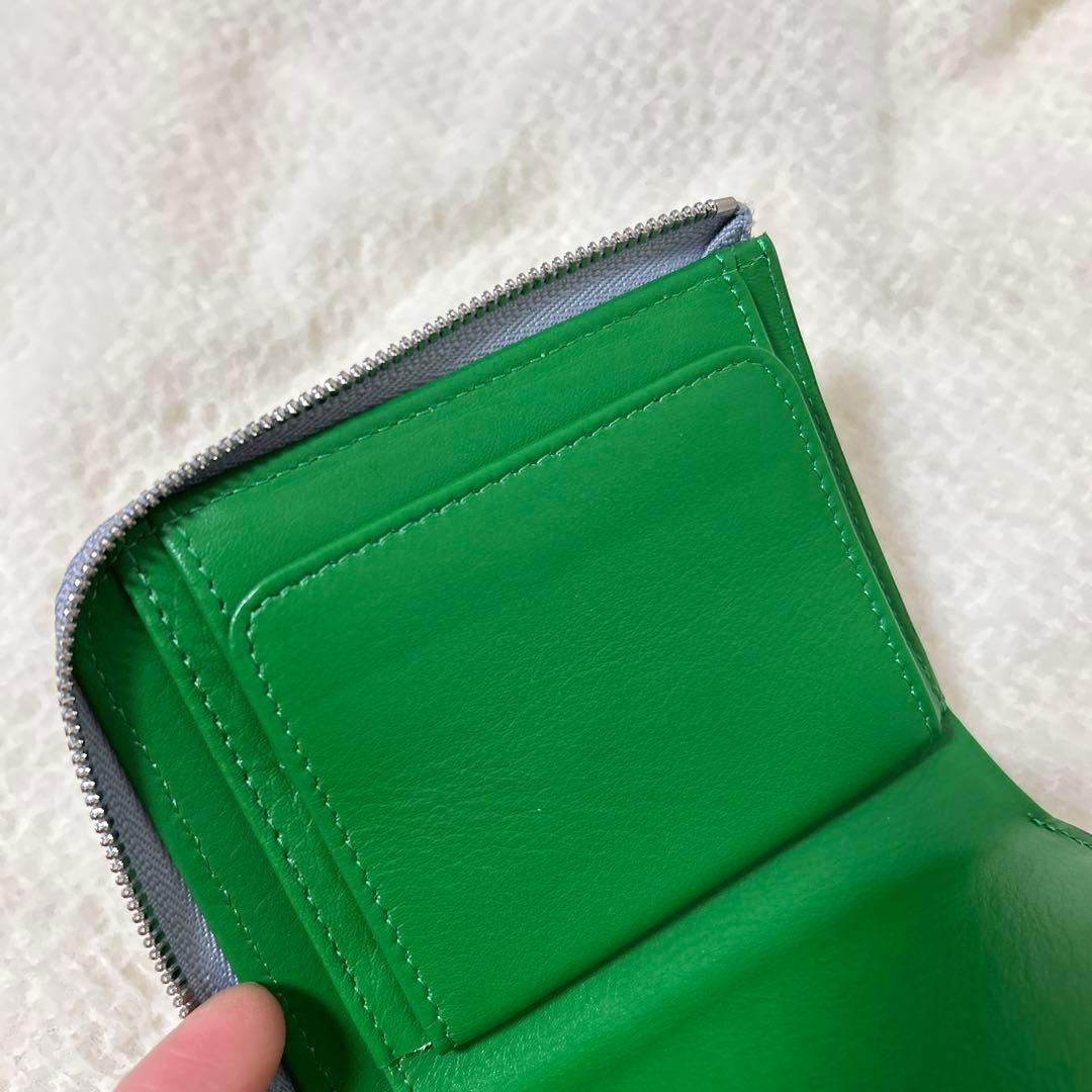 はな　SILNA メタリックシルバー 二つ折り財布　牛革　ミニサイフ