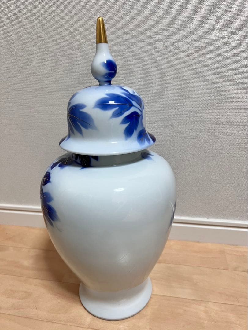 深川製磁　染付金彩牡丹紋　沈香壺　飾壺蓋付　宮内庁御用達