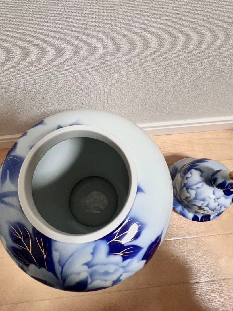 深川製磁　染付金彩牡丹紋　沈香壺　飾壺蓋付　宮内庁御用達