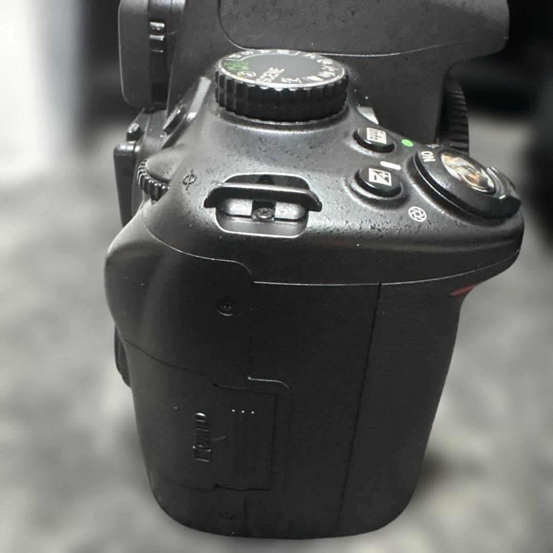 Nikon D5000 デジタル一眼レフカメラ ボディと付属品カメラバック付き