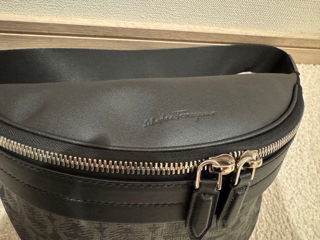 【セナ様Salvatore Ferragamo ボディバック ガンチーニ　レザー