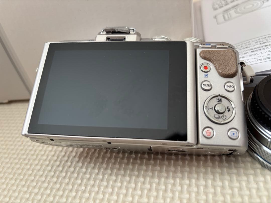 OLYMPUS PEN ミラーレス一眼カメラ　E-PL8