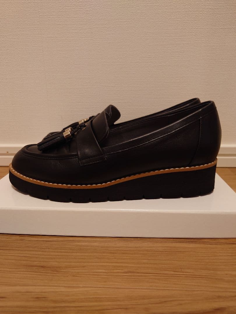 【美品】DIANA タッセル付き黒レザー厚底ローファー 22.0cm