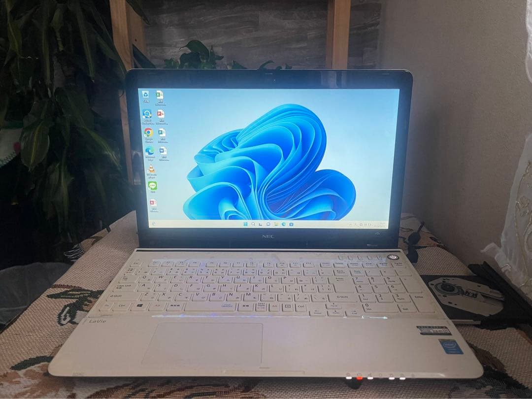 NECノートパソコン白／ホワイト 　i5 Windows11