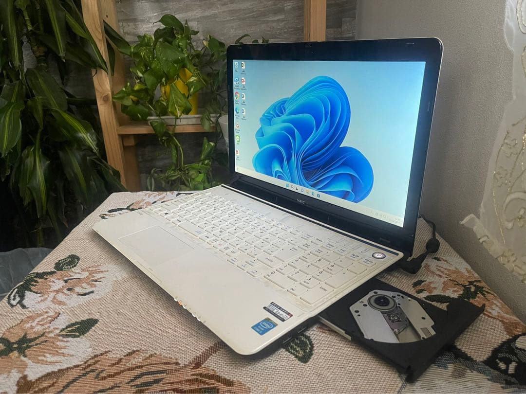 NECノートパソコン白／ホワイト 　i5 Windows11