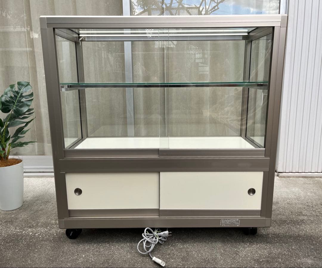 ◆引き取り限定◆エクシード　ガラスショーケース　24万　ストック付き　　照明付き