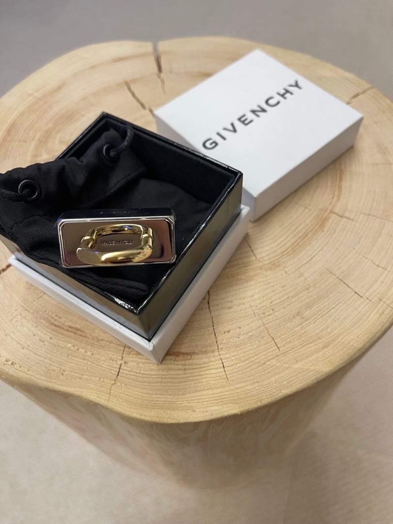 GIVENCHY パドロックキーリング