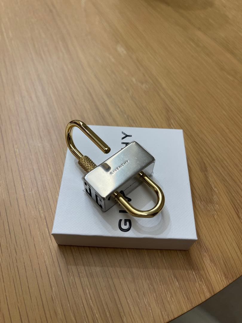 GIVENCHY パドロックキーリング