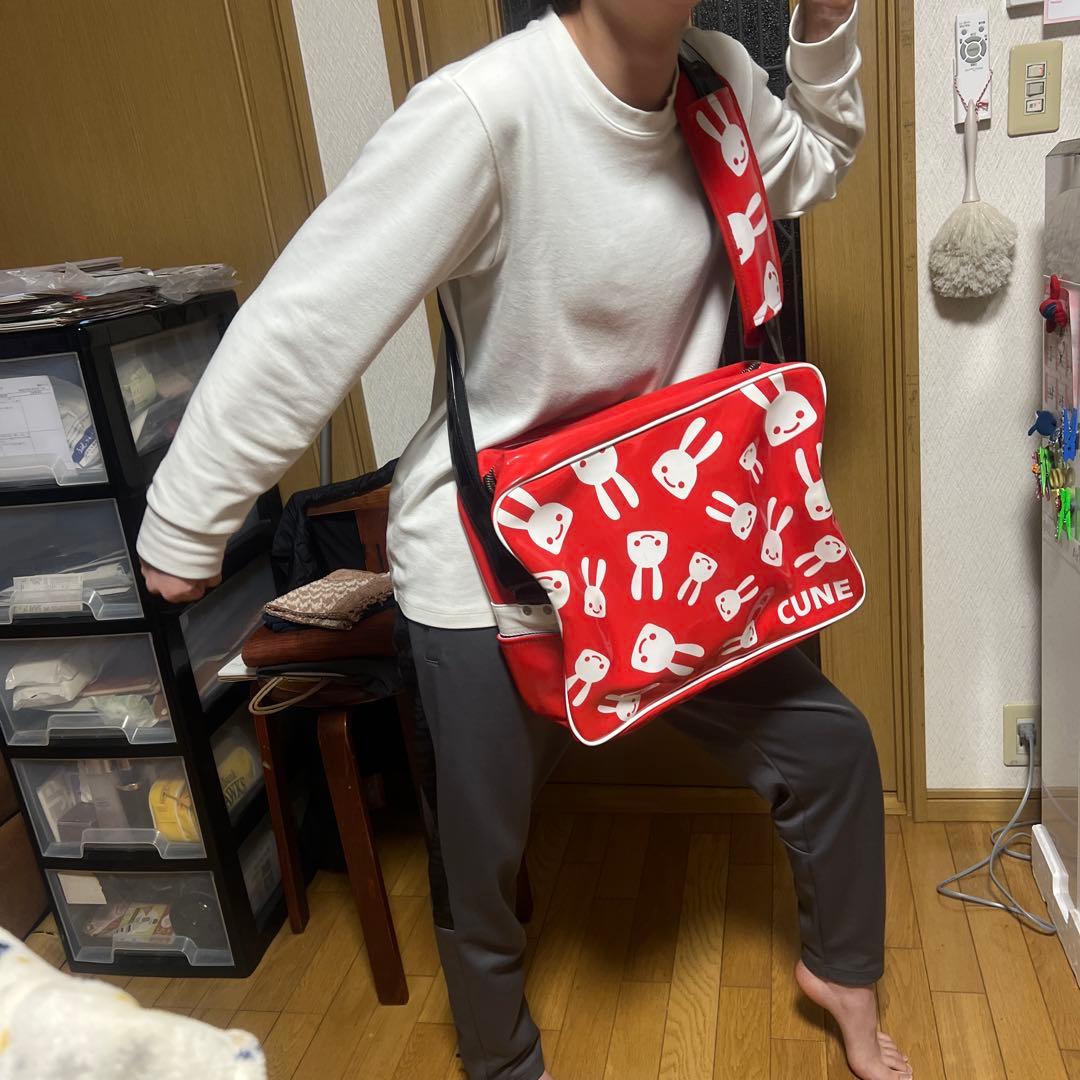 キューン　エナメルショルダーバッグ　CUNE