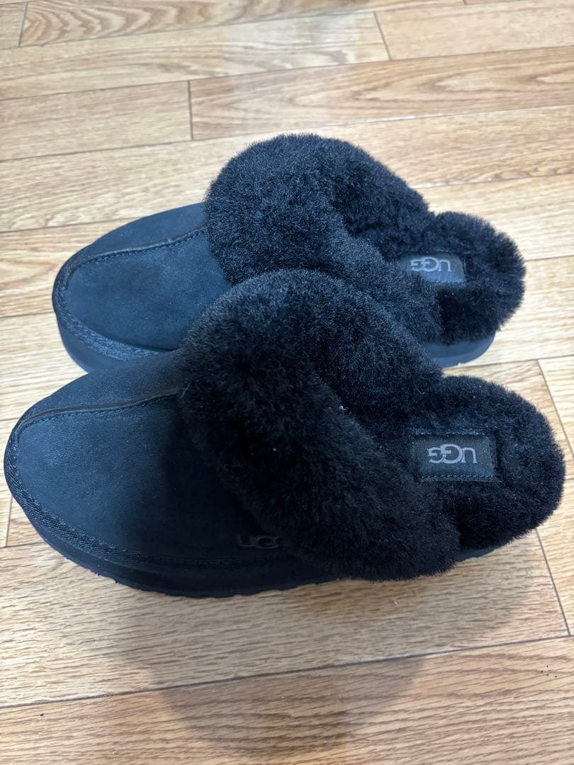 UGG ファーサンダル　黒　美品　24センチ