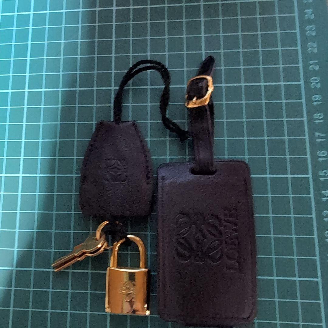 美品LOEWE ゴールド カデナ ネームタグ、クロシェット