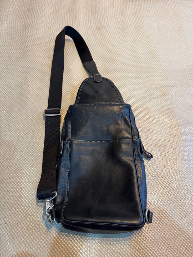 Paul Smithブラックレザー ボディバッグ